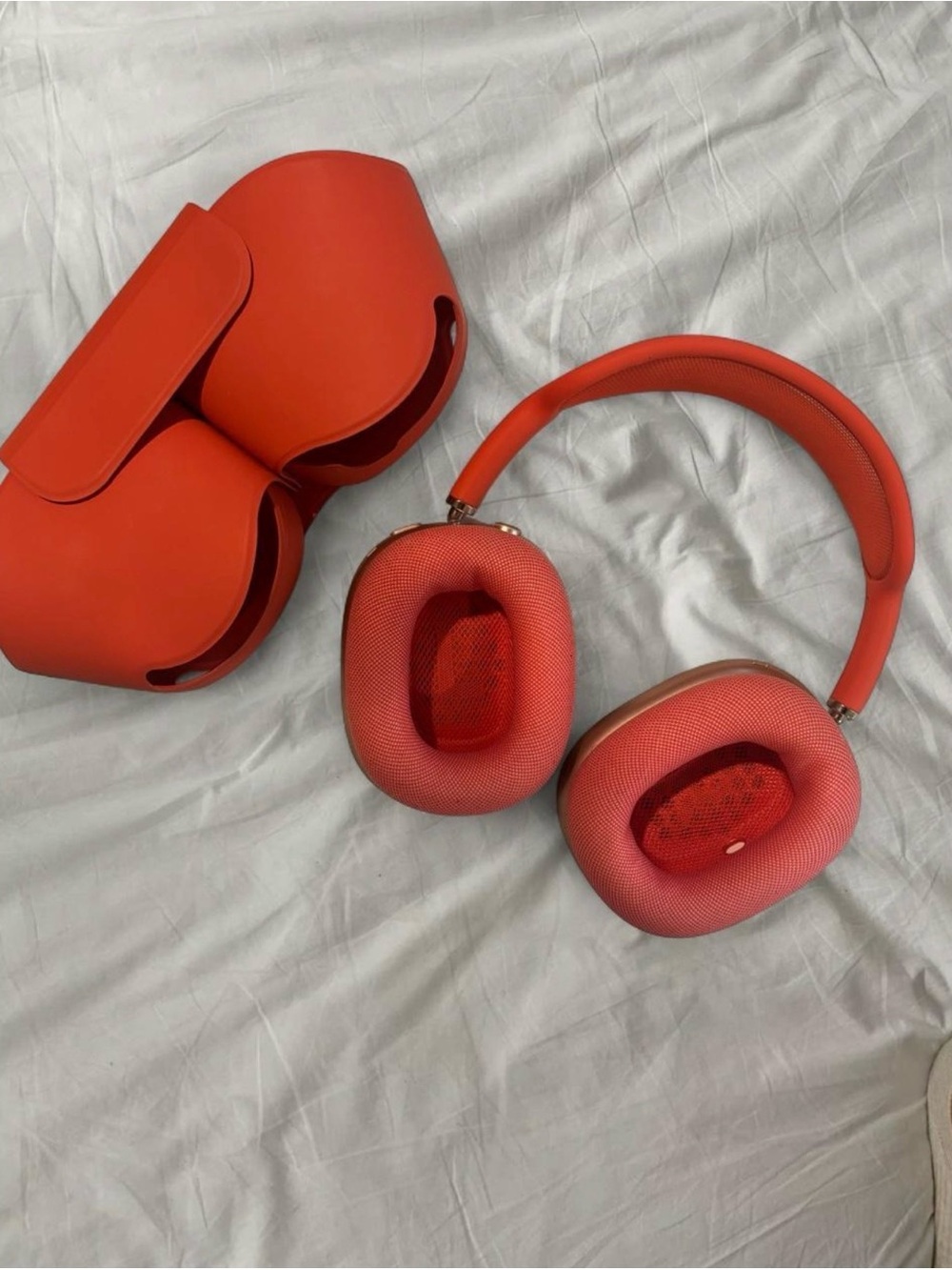 Apple Over-Ear Headphones in Red - Picture 3 of 4